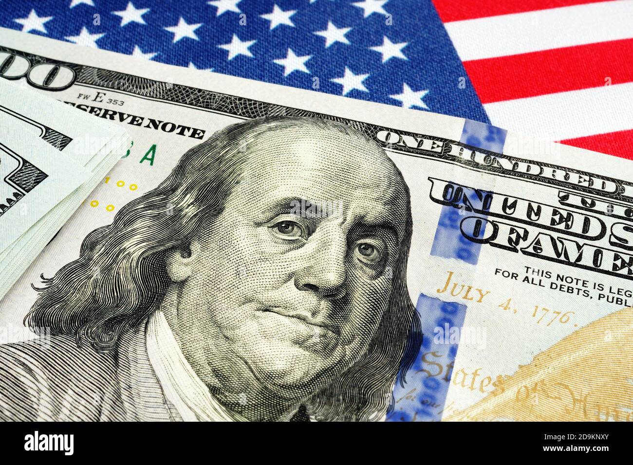 Drapeau des États-Unis et billets en dollars comme symbole de relance contrôle des soins acte. Banque D'Images