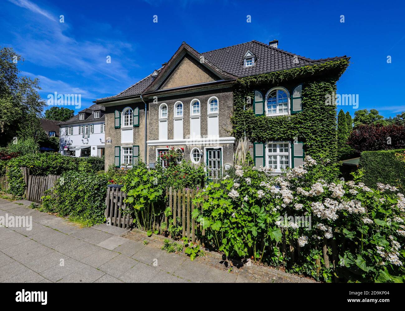 Essen, région de la Ruhr, Rhénanie-du-Nord-Westphalie, Allemagne, la colonie de Margarethenhoehe est considérée comme la première ville-jardin allemande, la colonie de 115 hectares gérée par la Fondation Margarethe Krupp est un exemple de vie conviviale et est un incontournable dans la région de la Ruhr. Banque D'Images