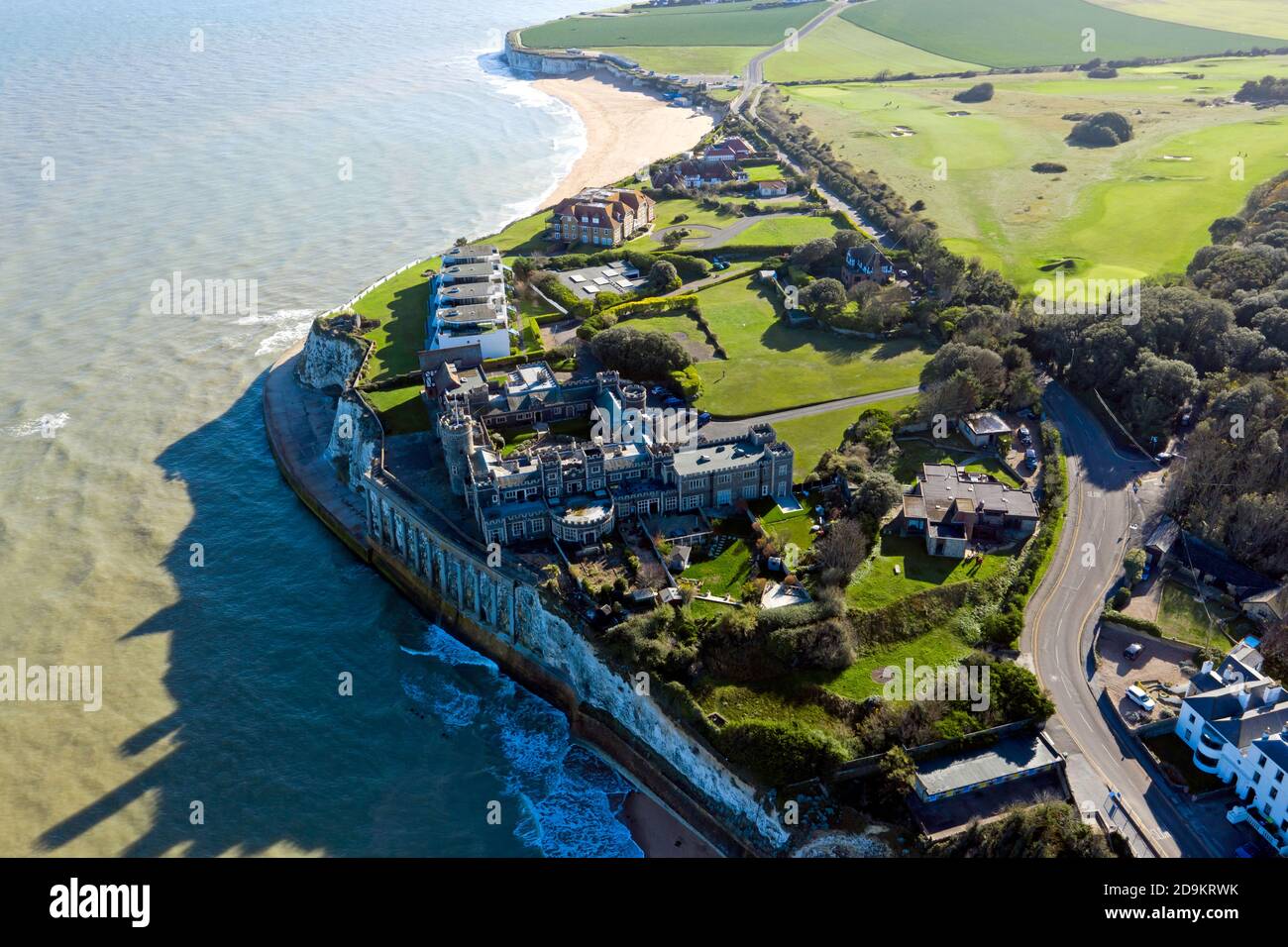 Vue aérienne du château de Kingsgate, avec la baie de Joss derrière elle, Broadescaliers, Thanet, Kent Banque D'Images