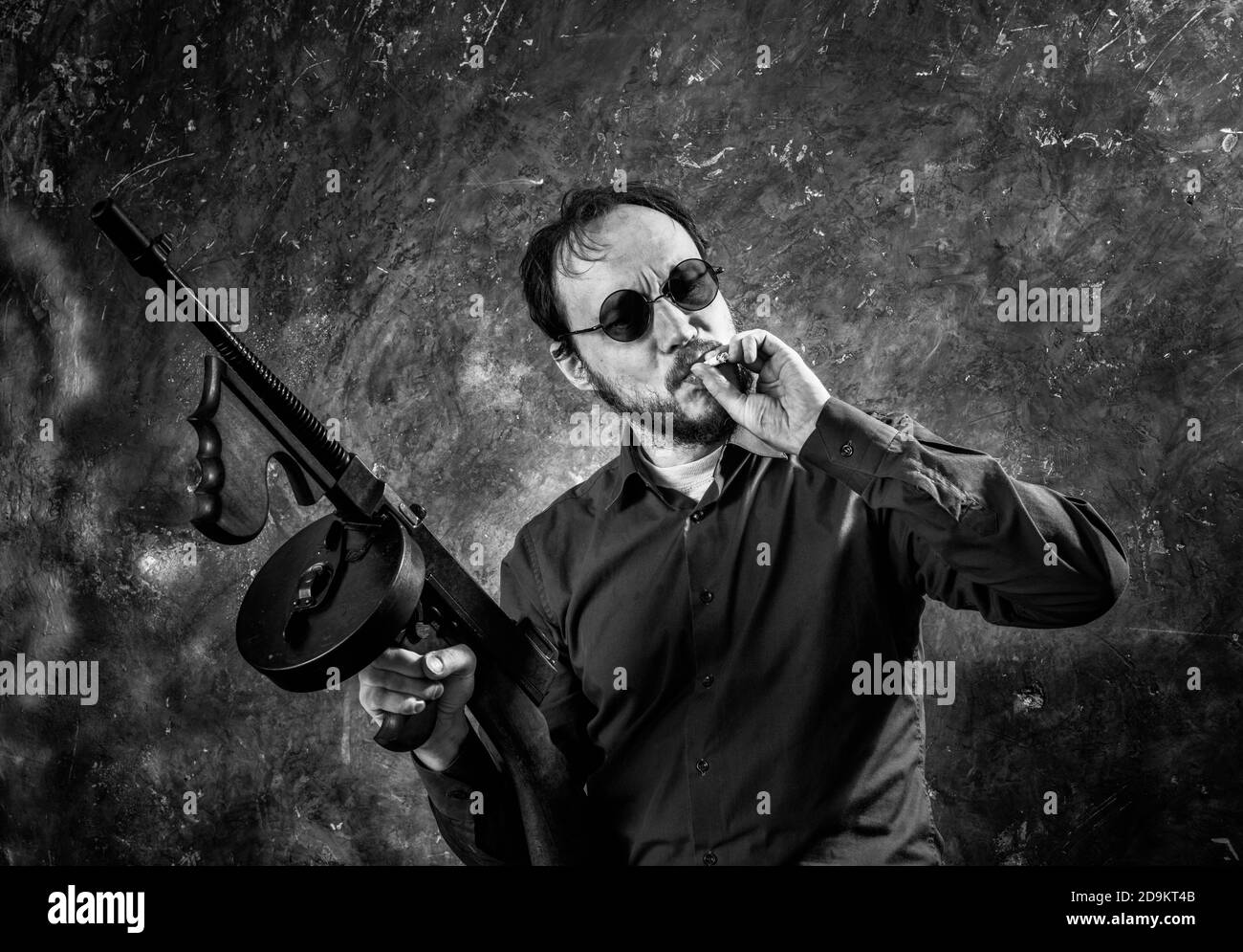 Homme mature en lunettes de soleil avec tommy Gun studio portrait Banque D'Images