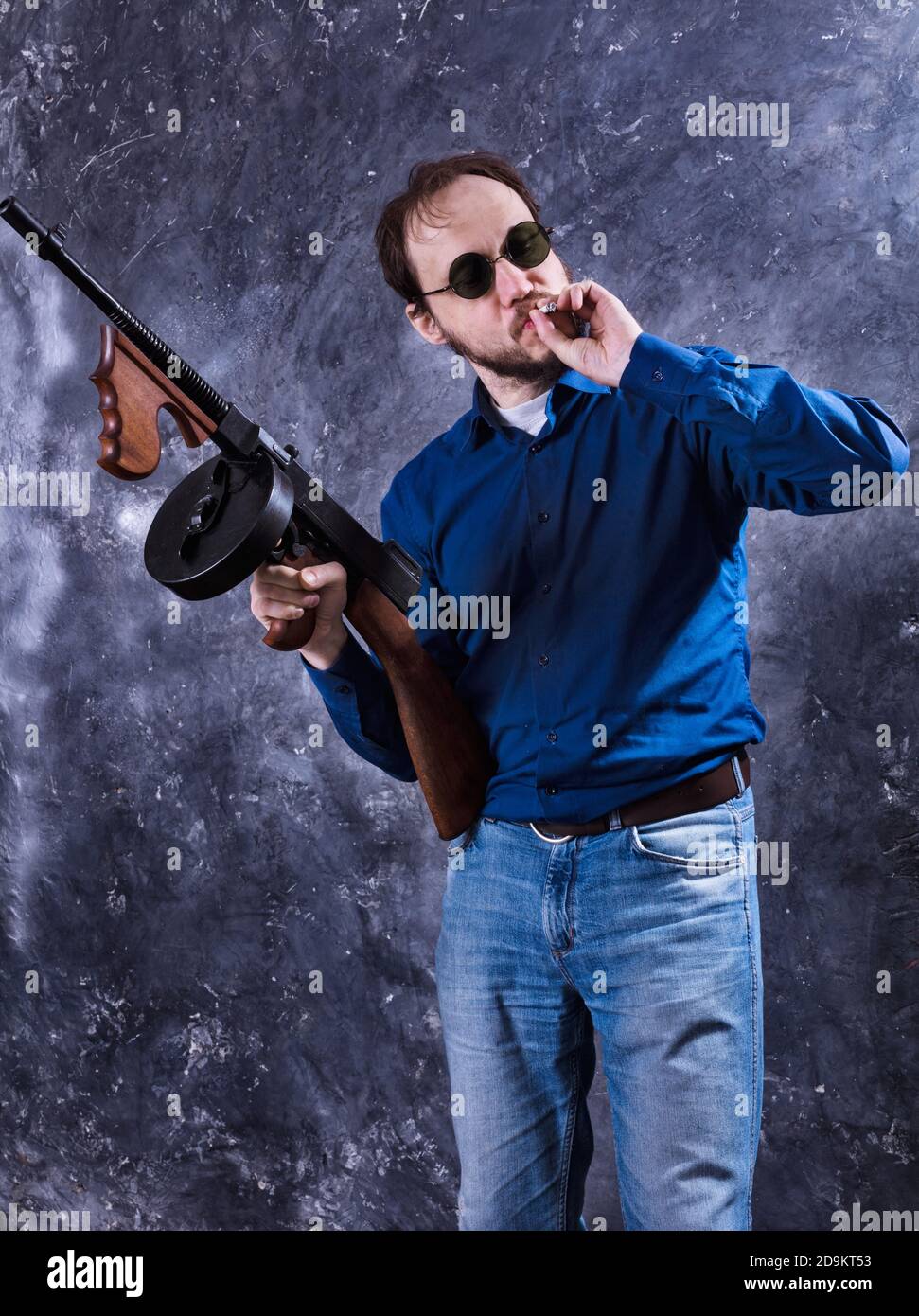 Homme mature en lunettes de soleil avec tommy Gun studio portrait Banque D'Images