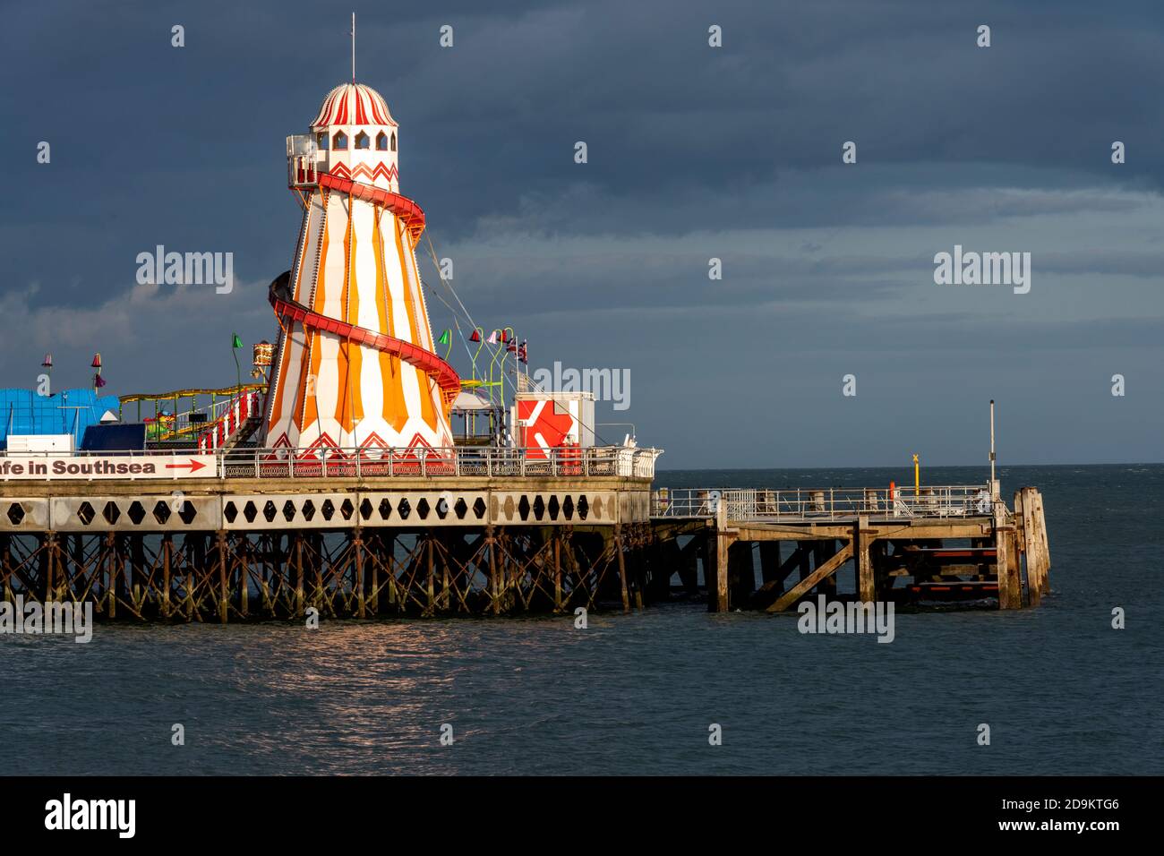 Le squelette traditionnel de Helter (Helta skelta) à l'extrémité de la jetée de South Parade Pier, Southsea, Portsmouth, Hampshire, Angleterre, Royaume-Uni Banque D'Images