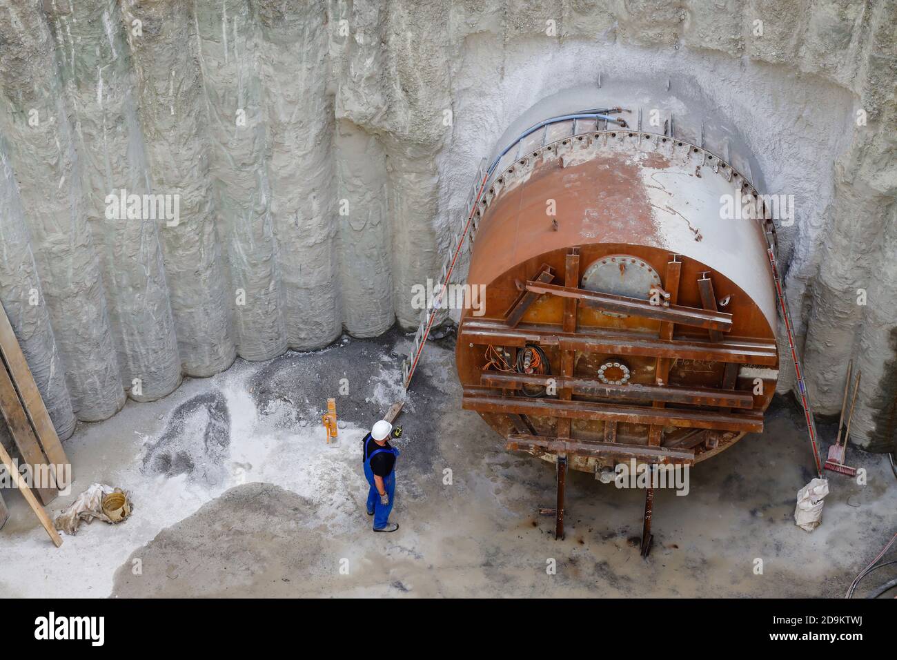 Nouvelle construction de l'égout de Berne, entrée de la machine à aléser de tunnel dans le pot d'entrée de l'arbre, la Berne appartient au système fluvial de l'Emscher, était auparavant un égout ouvert, au-dessus du sol, conversion d'Emscher, Essen, région de la Ruhr, Rhénanie-du-Nord-Westphalie, Allemagne Banque D'Images