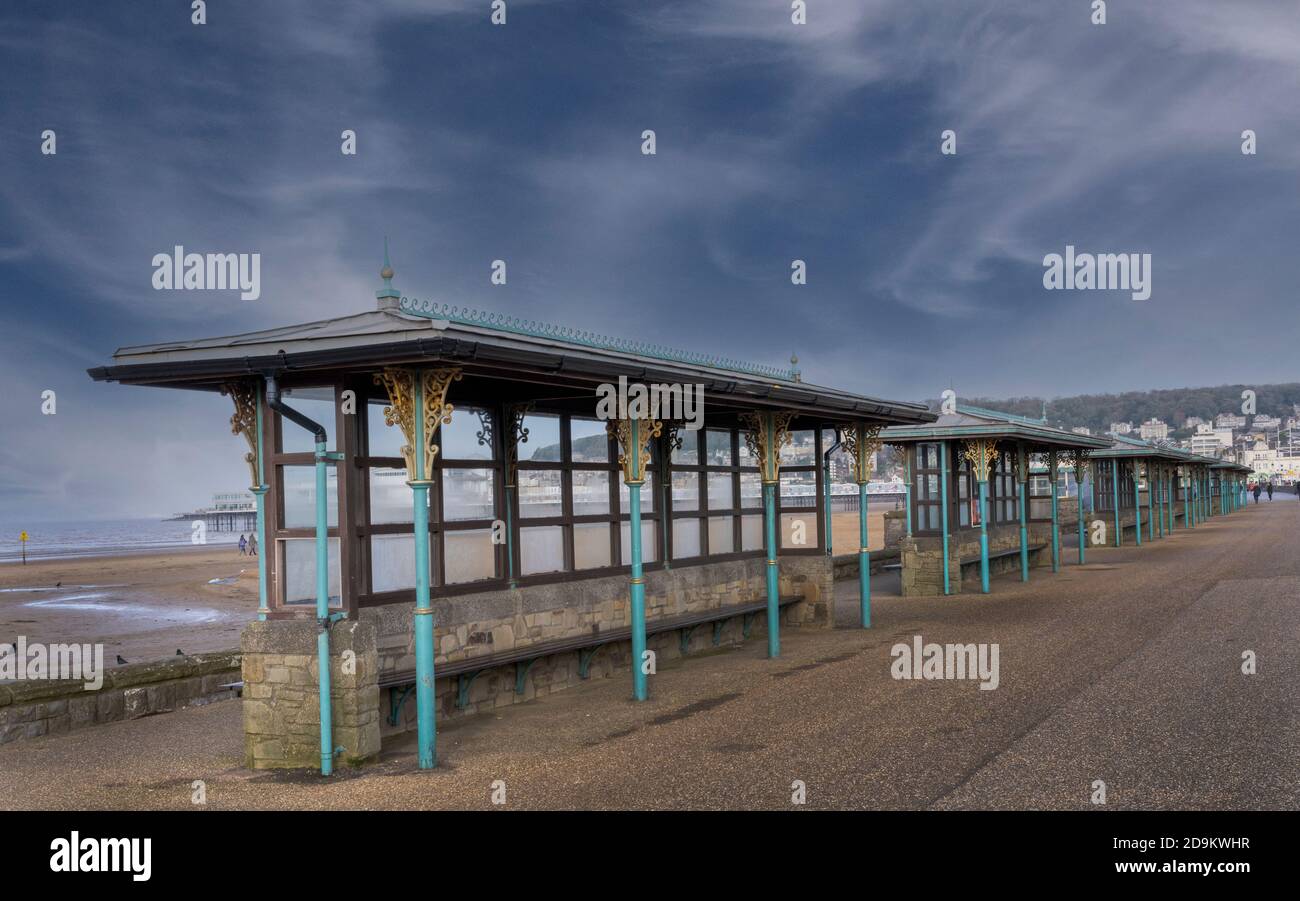 La promenade traditionnelle des abris de plage à Weston-Super-Mare, Somerset, Angleterre, Royaume-Uni Banque D'Images