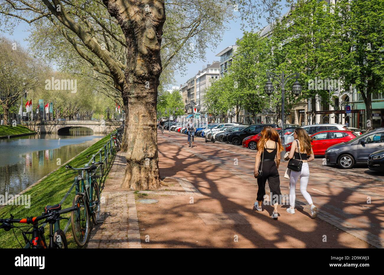 Düsseldorf, Rhénanie-du-Nord-Westphalie, Allemagne, Koenigsalle, rue commerçante avec peu de personnes en période de la corona pandémie sans contact. Banque D'Images