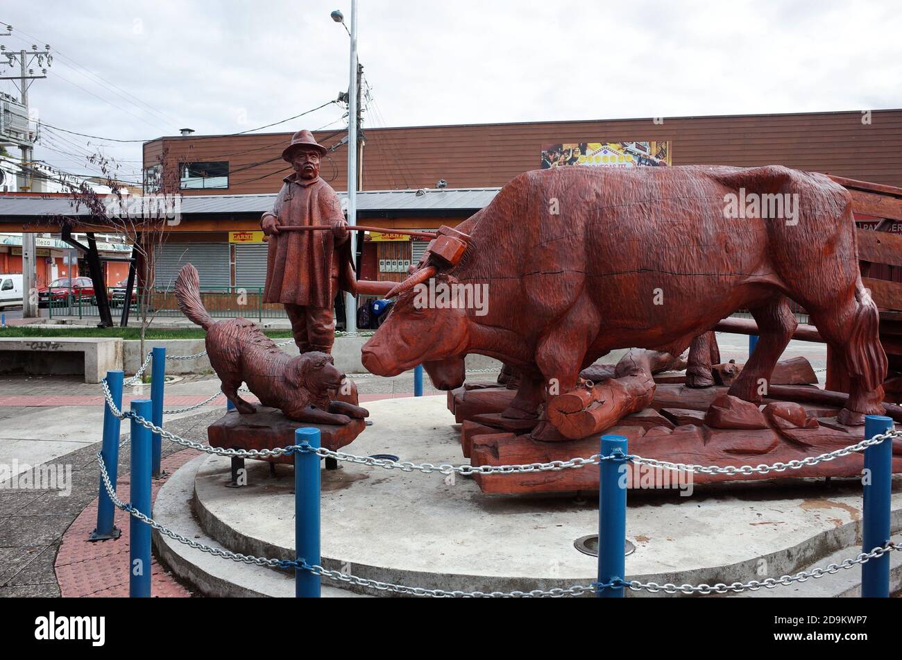 Osorno, Chili - février 2020 : monument avec gaucho, taureau et chien au centre de la ville d'Osorno Banque D'Images
