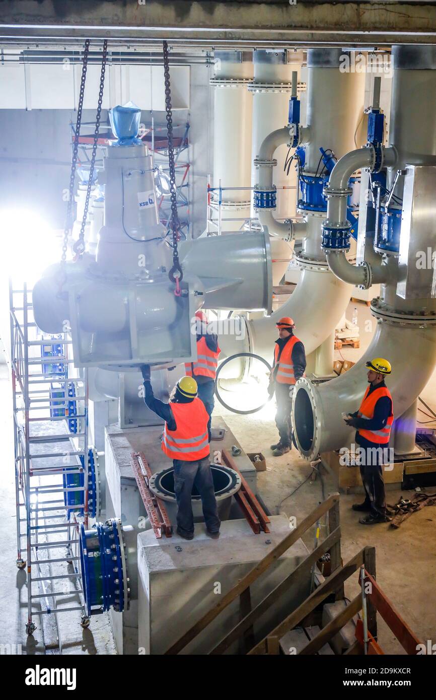 Assemblage des pompes d'égout dans la nouvelle station de pompage d'Oberhausen, nouvelle construction de l'égout d'Emscher, conversion d'Emscher, Oberhausen, région de la Ruhr, Rhénanie-du-Nord-Westphalie, Allemagne Banque D'Images