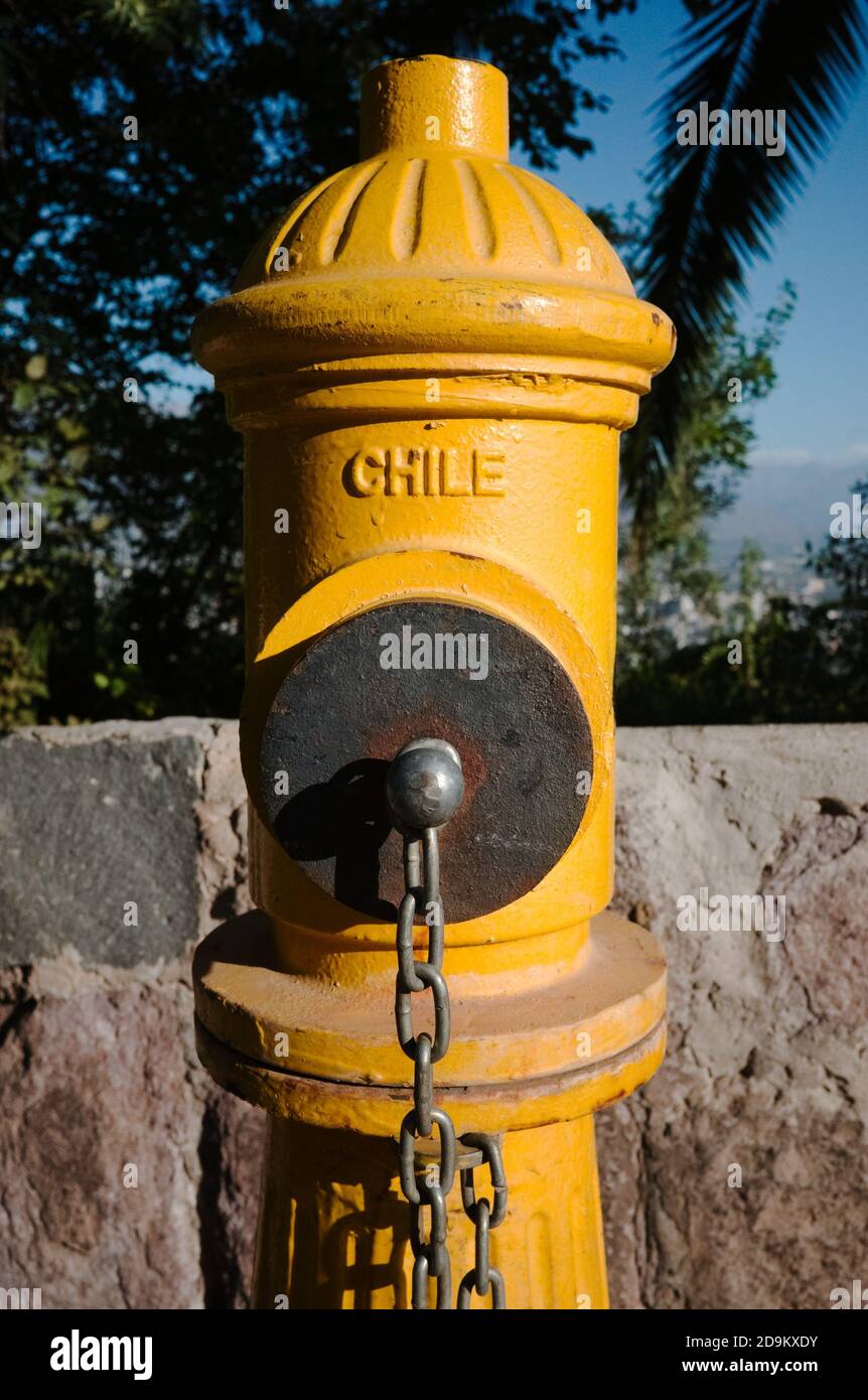 Borne d'incendie jaune vif et vif en gros plan avec le mot Chile. Arrière-plan de texture Fireplug. Santaigo, Chili. Banque D'Images