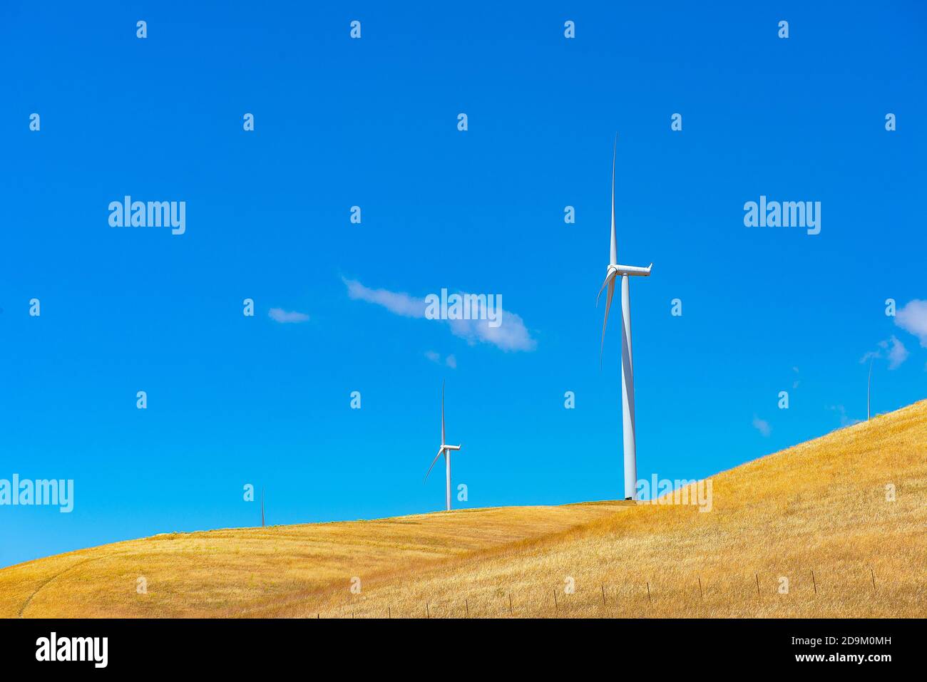 Éoliennes sur la montagne, énergie verte alternative dans le futur. Banque D'Images