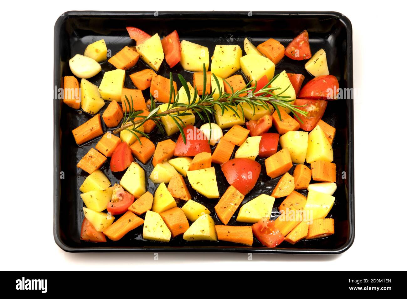 Pommes de terre crues, carottes et tomates prêtes à être cuites au four Banque D'Images