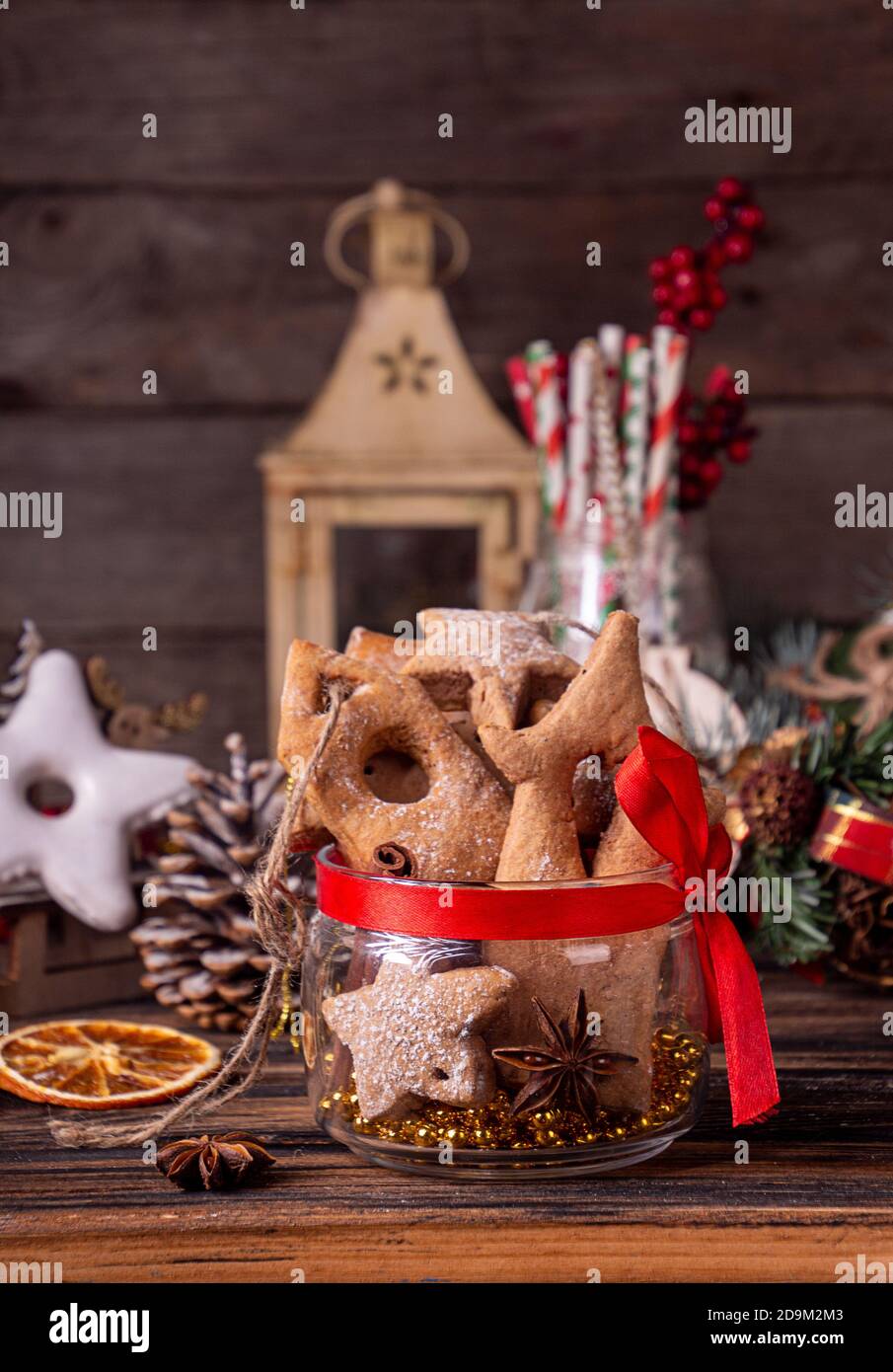 Biscuits au pain d'épice sur pot en verre, décoration de Noël et du nouvel an sur fond de bois ancien. Au-dessus du fond de Noël des fêtes du nouvel an. Copie s Banque D'Images