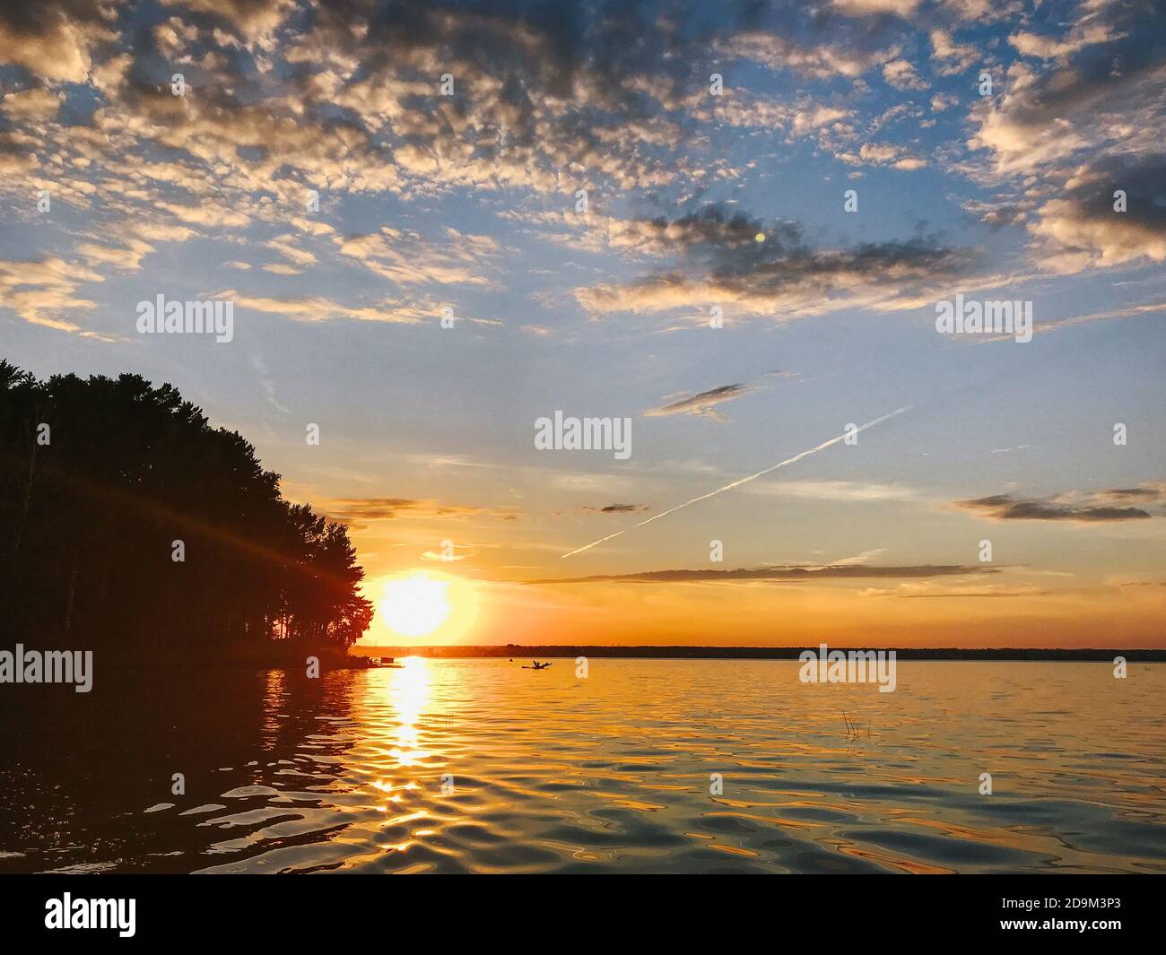 Panorama sur la mer le soir d'été au coucher du soleil avec un ciel nuageux Banque D'Images