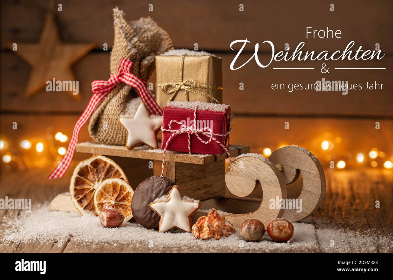 Vœux de Noël en allemand - petit traîneau avec cadeaux et feux sur bois  Photo Stock - Alamy