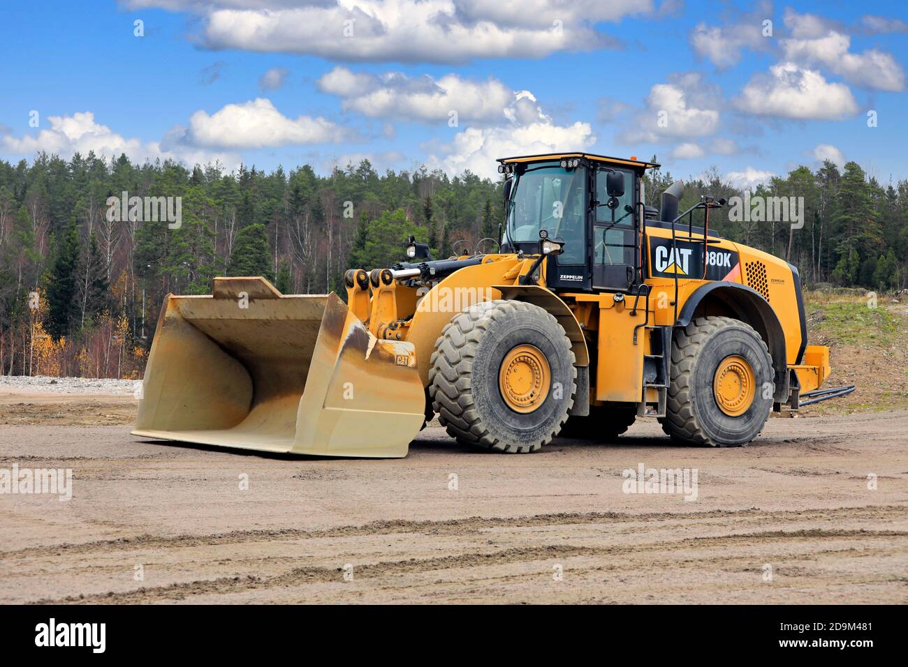 Chargeuse sur pneus CAT 980K jaune sur le chantier lors d'une belle journée. Salo, Finlande. 31 octobre 2020 Banque D'Images