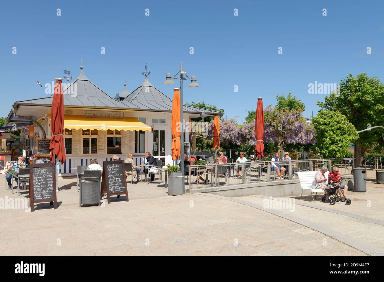 Terrasse café à la jetée d'Ahlbeck, Ostseebad Ahlbeck, Usedom, Mer Baltique, Mecklembourg-Poméranie occidentale, Allemagne Banque D'Images