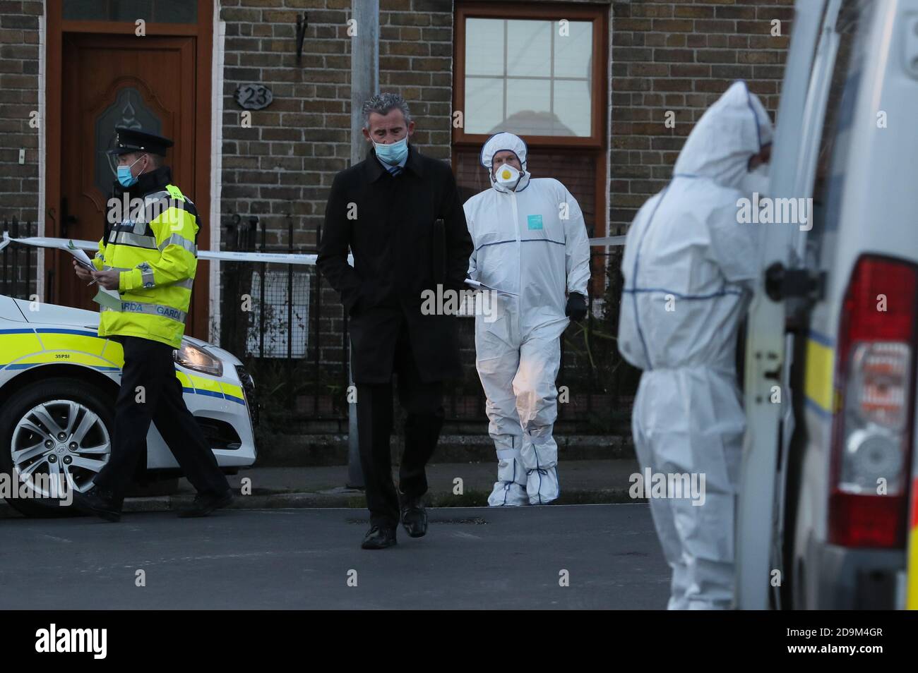 Gardai sur le lieu d'un incident sur la rue Auburn à Phibsborough vendredi après-midi après la découverte du corps d'un homme dans une maison à Dublin. Banque D'Images