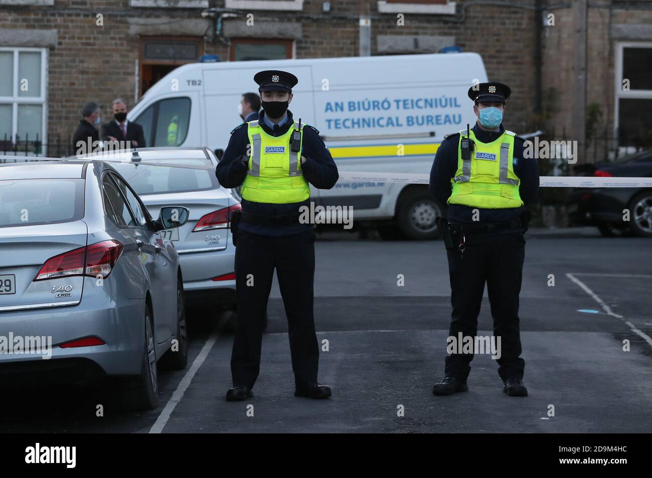 Gardai sur le lieu d'un incident sur la rue Auburn à Phibsborough vendredi après-midi après la découverte du corps d'un homme dans une maison à Dublin. Banque D'Images