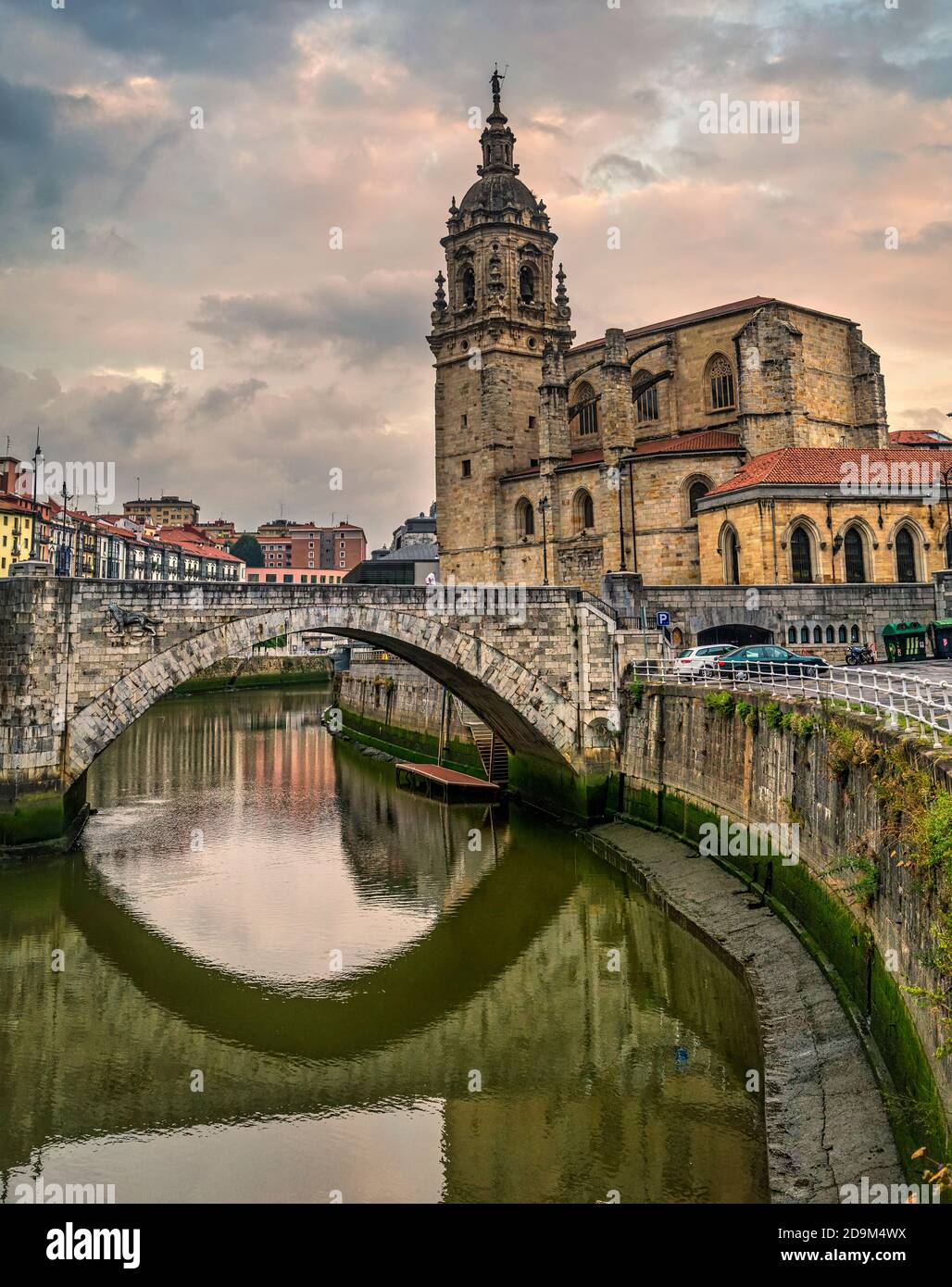Le pont et l'église de San Anton sur la rivière de Bilbao, de la vieille ville historique (Casco Viejo), Bilbao, Biscaye, Pays Basque, Espagne Banque D'Images