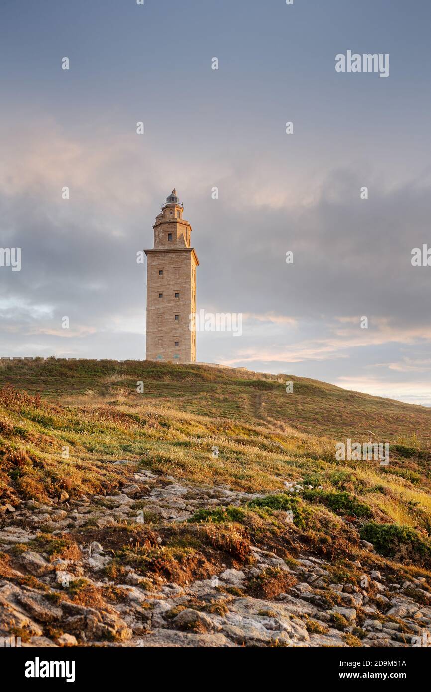 Vue sur la Tour d'Hercules, ancien phare romain au coucher du soleil. Galice, Espagne. Copier l'espace Banque D'Images