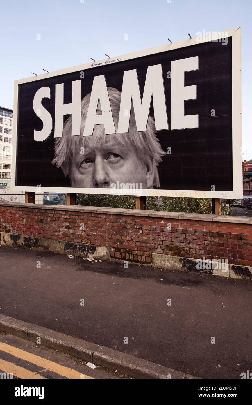 Un panneau publicitaire présentant le Premier ministre britannique Boris Johnson et le mot HONTE. Dale Street, Manchester. Royaume-Uni. Banque D'Images