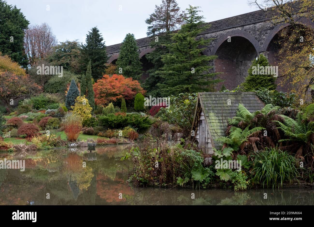 Kilver court Gardens, jardin au bord du lac historique situé sous le viaduc victorien de Charlton, photographié en automne avec des feuilles qui se transforment en couleur. Banque D'Images