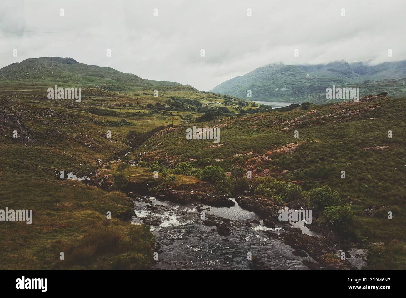 Brook traverse la campagne irlandaise depuis le comté de Galway Banque D'Images