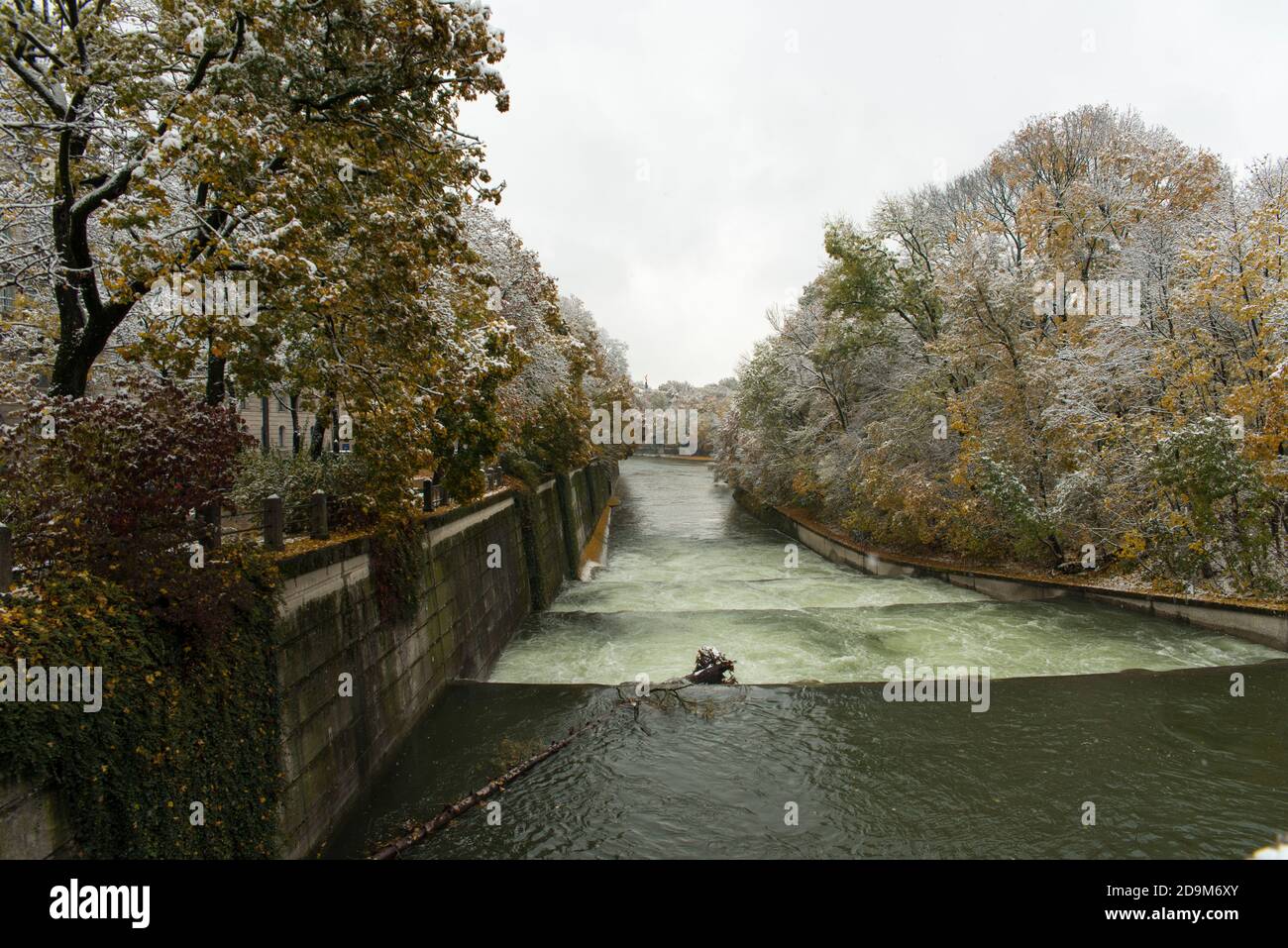 Neige en automne, Isar, Munich, Bavière, Allemagne Banque D'Images