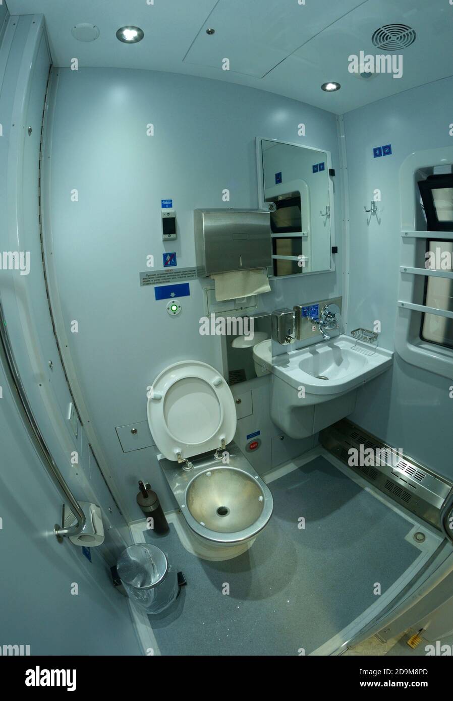 Toilette dans les chemins de fer train de nuit de première classe d'un train de passagers, cuvette de toilette, lavabo, miroirs et boîte en papier Banque D'Images