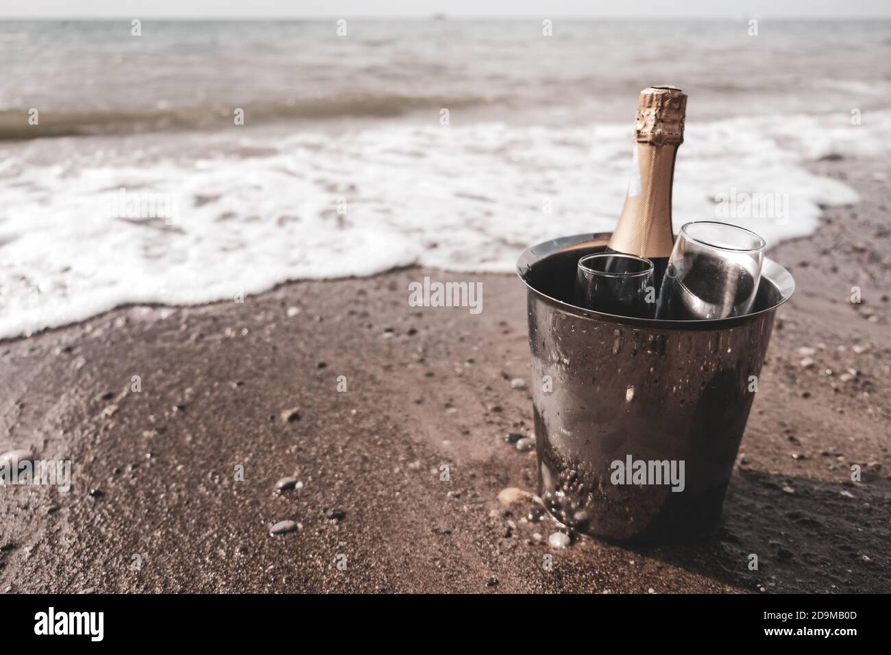 Seau A Glace Avec Bouteille De Champagne Et Verres Sur Une Plage Entouree Par La Mer Boissons Rafraichissantes Sur Les Vagues De L Ocean Vacances De Luxe Pour Deux Anniversaire Photo Stock