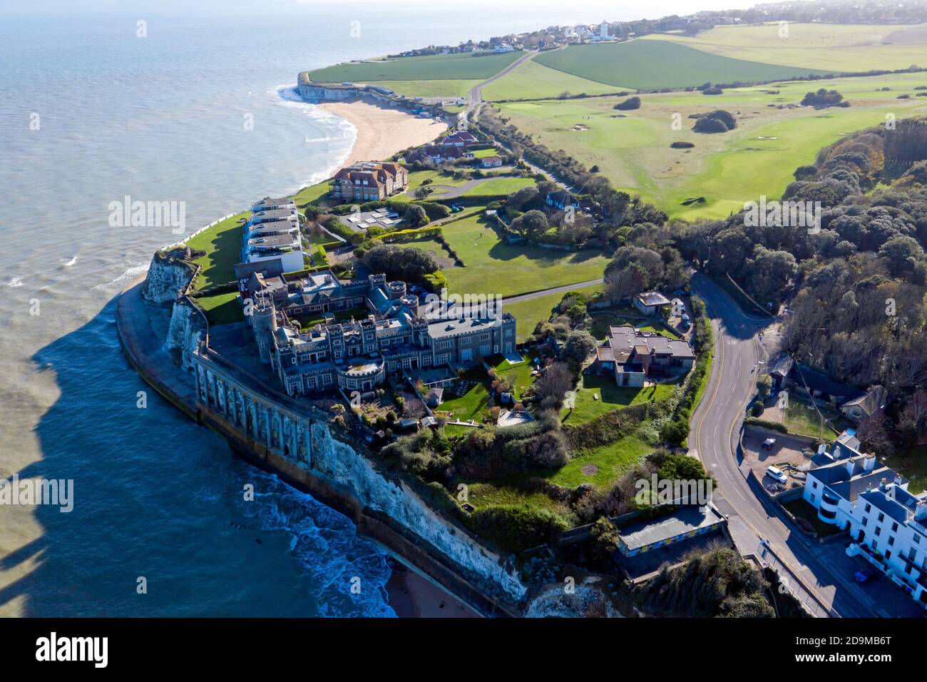 Vue aérienne du château de Kingsgate, avec la baie de Joss derrière elle, Broadescaliers, Thanet, Kent Banque D'Images