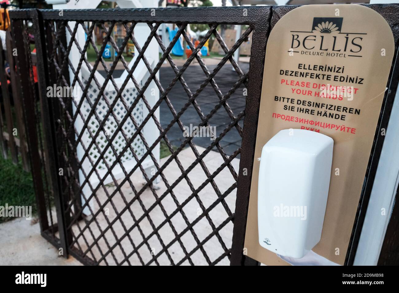Belek, Turquie - octobre 2020 : assainisseur suspendu sur une clôture près de l'entrée du club de la maternelle à l'hôtel. Mesures de sécurité dans un centre de villégiature tout compris Banque D'Images