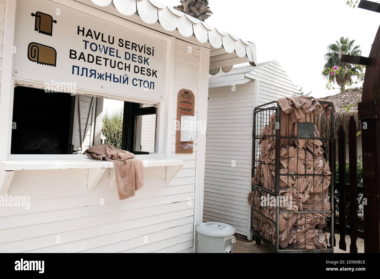 Belek, Turquie - octobre 2020 : utilisation de serviettes dans un centre de villégiature tout compris pendant une pandémie. Aseptiser les mains et les cartes pour prendre une serviette par personne en toute sécurité. Banque D'Images