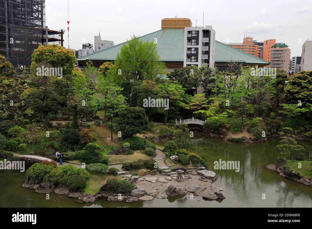 Jardin historique de Kyu-Yasuda avec Ryōgoku Sumo Hall en arrière-plan. District de Ryogoku.ville de Sumida,Tokyo,Japon Banque D'Images