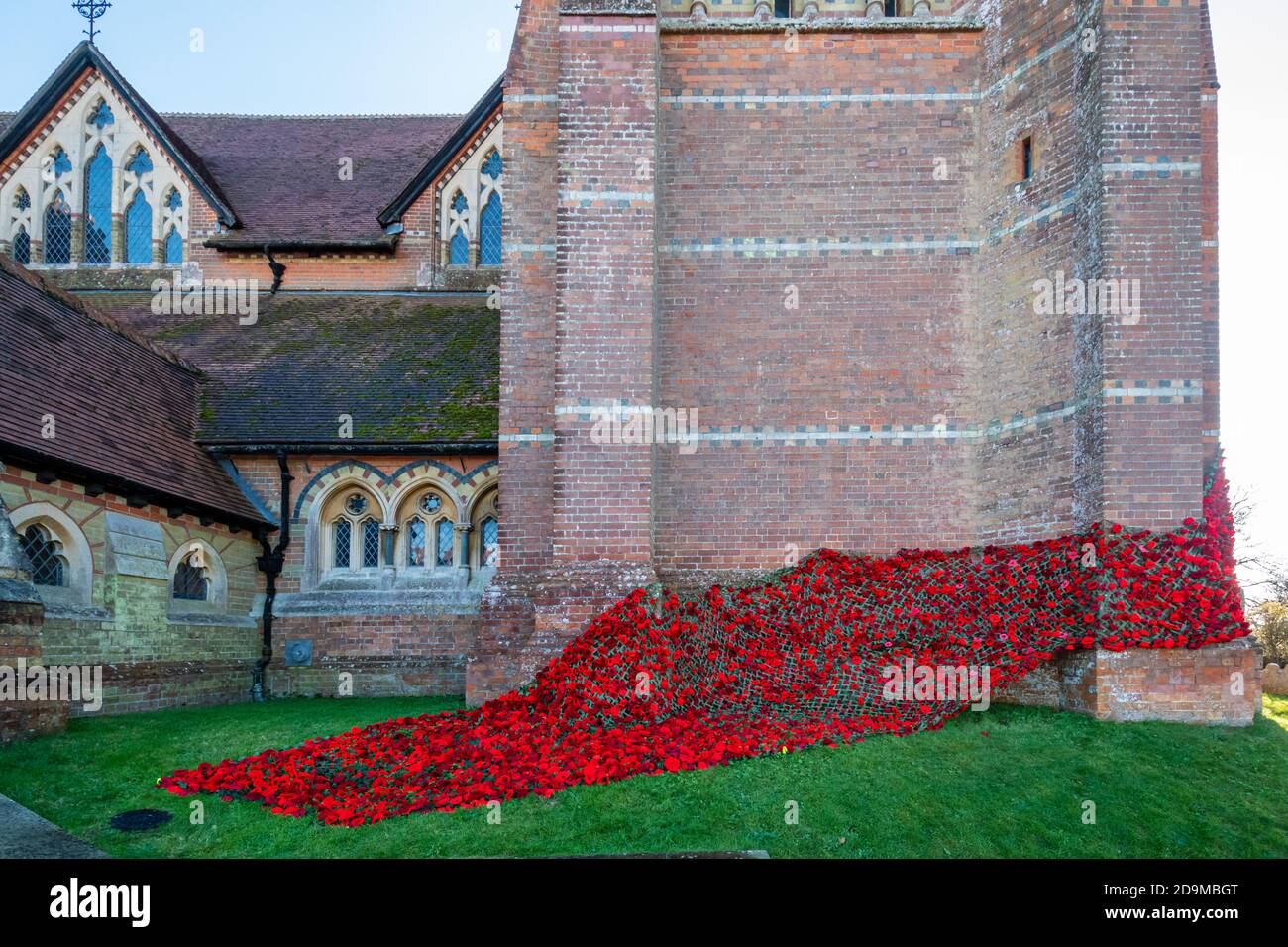 Lyndhurst, Hampshire, Royaume-Uni. 6 novembre 2020. Le Poppy Appeal a dû s'adapter cette année en raison du deuxième confinement en Angleterre en raison de la pandémie du coronavirus covid-19, et les gens ont trouvé différentes façons de commémorer le jour du souvenir. L'église Saint-Michel et tous les Anges de Lyndhurst a été décorée de coquelicots rouges tricotés et crochetés fabriqués par la communauté locale pour créer une « chute de coquelicots pour nos morts ». Banque D'Images