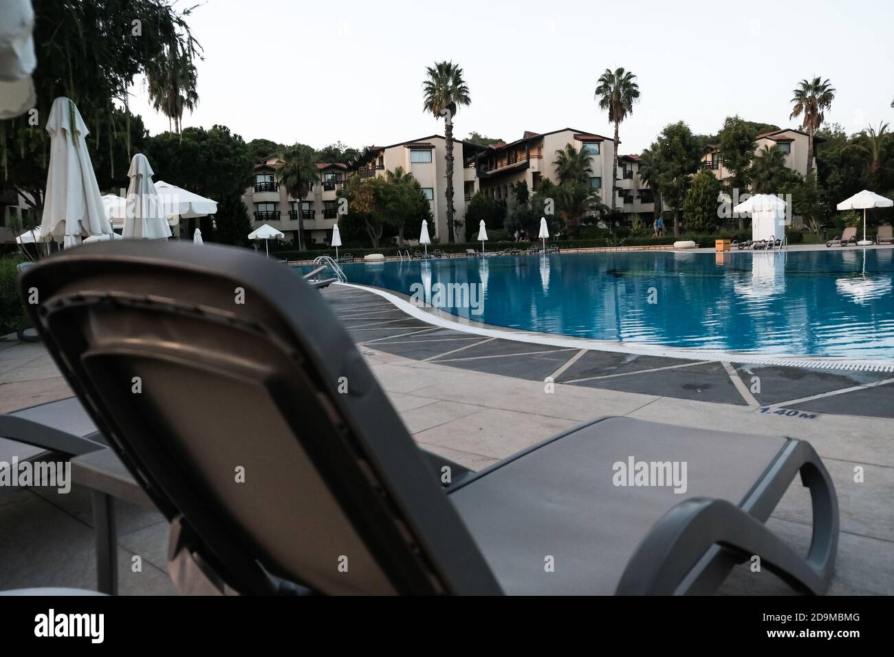 Belle piscine dans un hôtel de luxe. Vacances tropicales ou week-end pour couple. Hôtel 5 étoiles de luxe tout compris. Chaises longues, parasols Banque D'Images