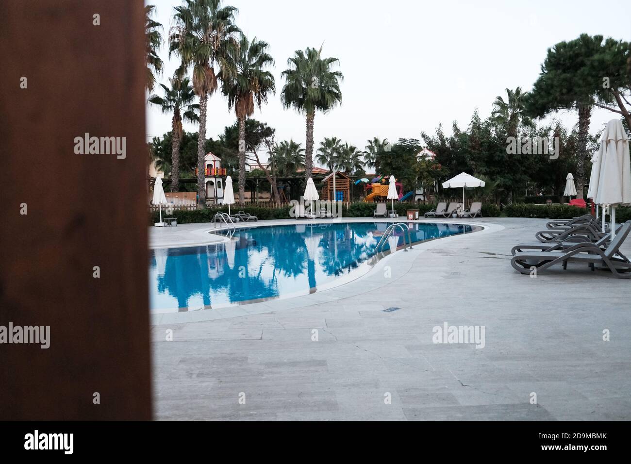 Entrée à la belle piscine extérieure de l'hôtel de luxe. Vacances tropicales ou week-end pour couple. Hôtel 5 étoiles de luxe tout compris Banque D'Images