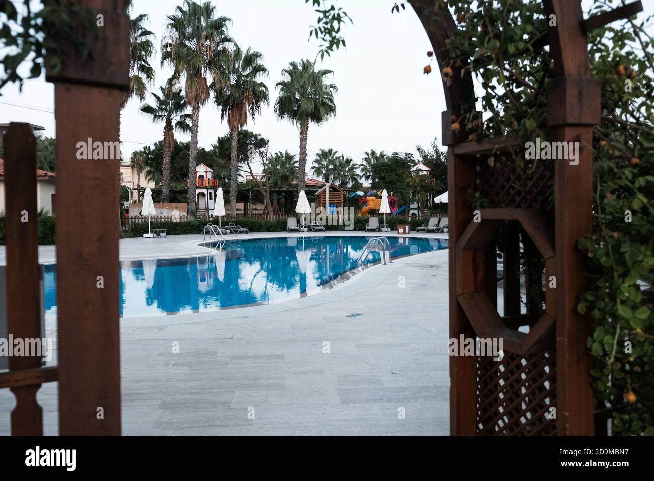 Entrée dans la belle piscine extérieure de l'hôtel de luxe. Vacances tropicales ou week-end pour couple. Hôtel 5 étoiles de luxe tout compris. Banque D'Images
