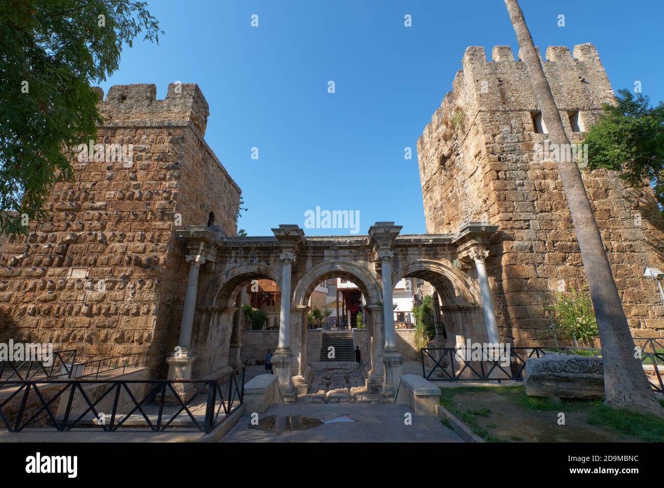La porte d'Hadrien arches triomphales dans la vieille ville d'Antalya, Turquie Banque D'Images