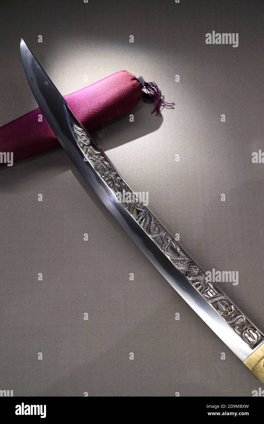 Une petite épée de Tachi avec des gravures de l'époque de Momyama Dans le musée japonais Sword.Tokyo.Japon Banque D'Images