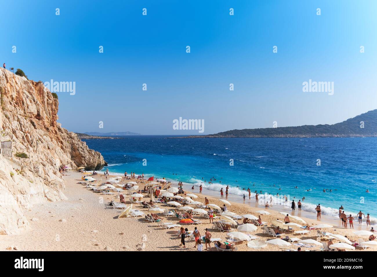 Les gens nagent et se baignent au soleil sur la plage de Kaputas, la plage turquoise, la Turquie Banque D'Images