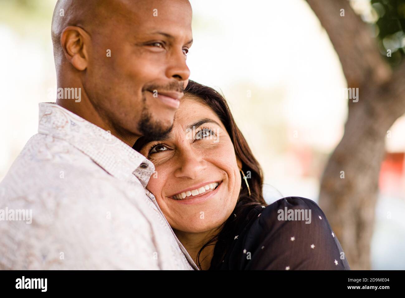 Couple multiracial de la fin des années quarante embrassant sur le trottoir de San Diego Banque D'Images