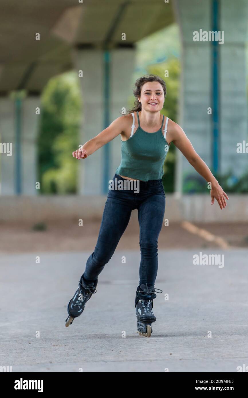 Femme, 24 ans, patinage en ligne sous pont, Remstal, Bade-Wurtemberg, Allemagne Banque D'Images