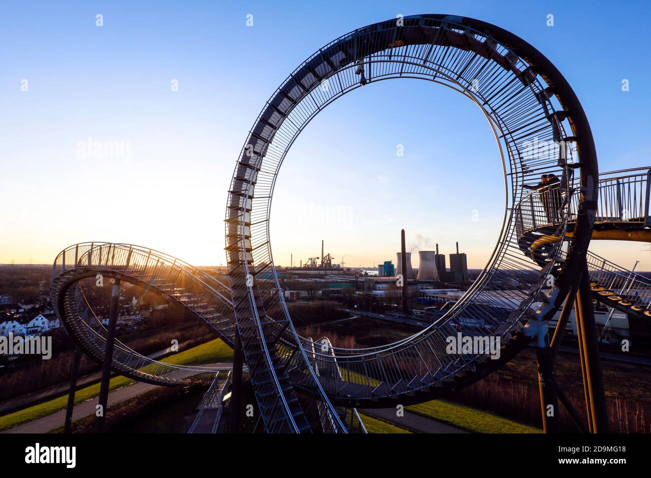 Tiger and Turtle, Magic Mountain est un monument inspiré d'une montagne à roulettes, la grande sculpture est une œuvre d'art accessible de Heike Mutter et Ulrich Genth, Développé dans le cadre de la capitale de la culture de la Ruhr 2010, derrière le HKM Hüttenwerke Krupp Mannesmann et RWE Power AG, Duisburg, région de la Ruhr, Rhénanie-du-Nord-Westphalie, Allemagne Banque D'Images
