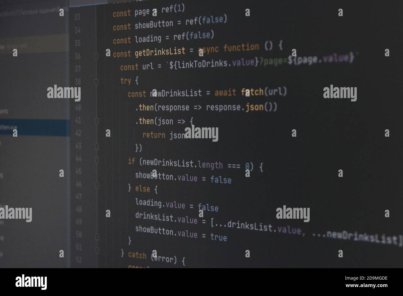 Le code javascript du programme sur l'écran noir de l'ordinateur. Le concept de site Web, d'Internet, de cyber-sécurité, de piratage et de logiciels. Banque D'Images