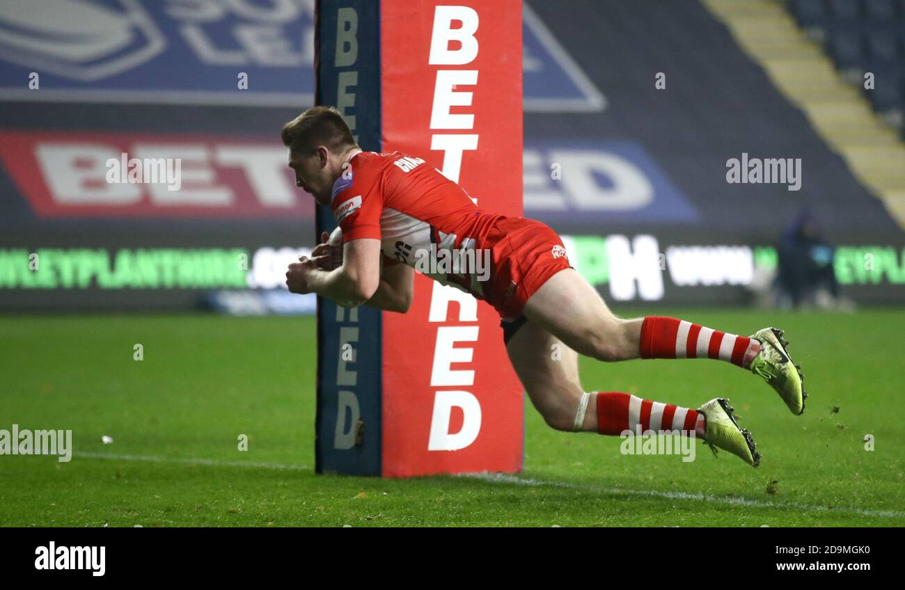 Ed Chamberlain de Salford Red Devils plonge pour tenter de remporter un match de la Super League de Betfred au stade Emerald Headingley, à Leeds. Banque D'Images