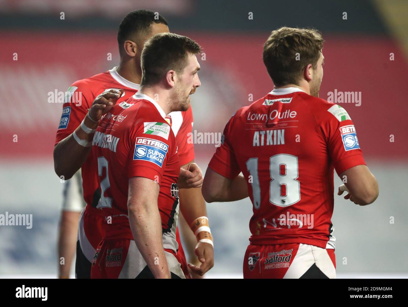 Ed Chamberlain (avant gauche) de Salford Red Devils célèbre son essai lors du match de la Super League de Betfred au stade Emerald Headingley, à Leeds. Banque D'Images