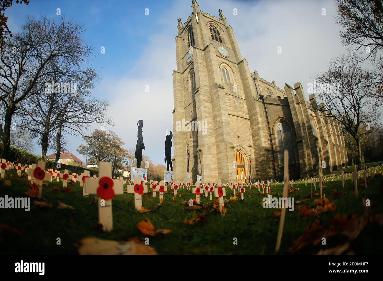 L'église paroissiale de Pudsey a créé un champ de mémoire pour honorer ceux qui se sont battus pour la liberté pendant la guerre, plus de 2000 croix en bois ont été placées dans le terrain de l'église avant le jour de l'armistice (jour du souvenir) le mercredi 11 novembre. Banque D'Images