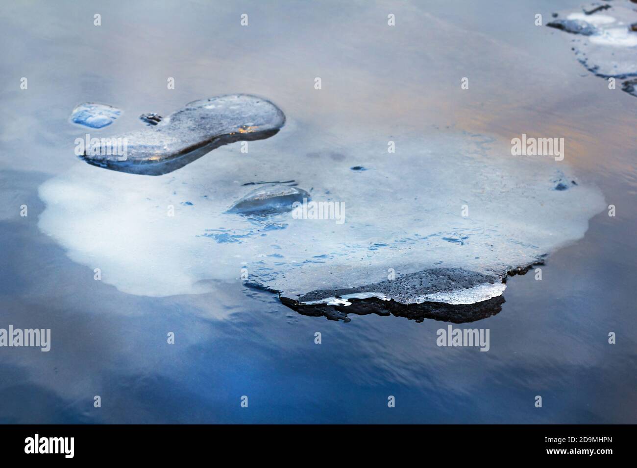 Grande belle glace floe dans l'eau gris bleu d'hiver Banque D'Images