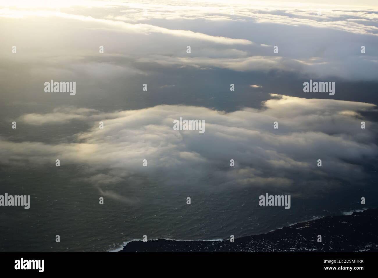 Vue sur la côte de l'Islande depuis l'avion à ciel nuageux jour d'hiver Banque D'Images