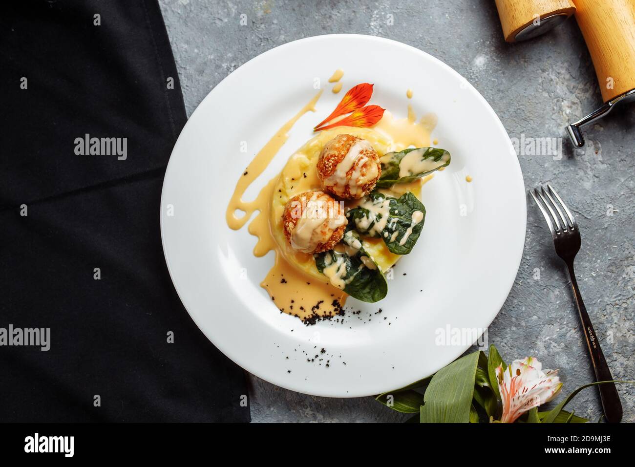 Purée de pommes de terre avec des boules de fromage dans la sauce. Boulettes de fromage panées et frites. Boulettes de fromage frites Banque D'Images